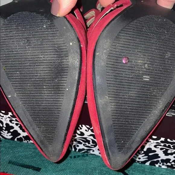 Red High Heeled Pumps with T-Strap Design and Pointed Toe (8) - Picture 10 of 11